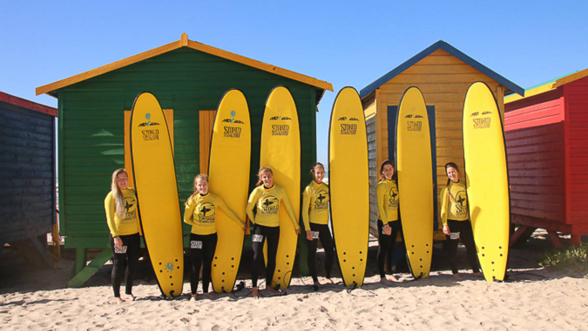 Aula de surf em grupo (incluindo transporte)
